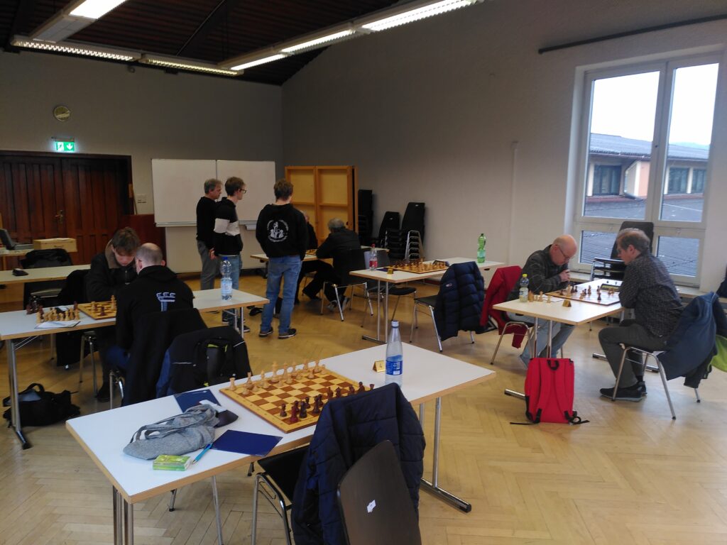 Blick in das Spiellokal mit den drei letzten laufenden Partien